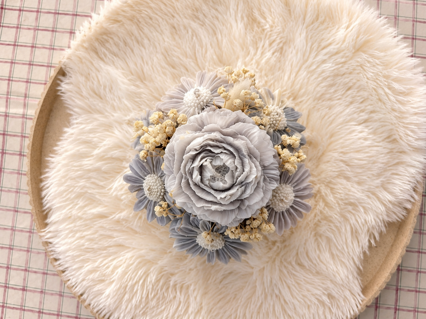 Blumenkerze „Grey Harmony Petite“ – Handgemachte Blumenkerze in Keraflott-Schale