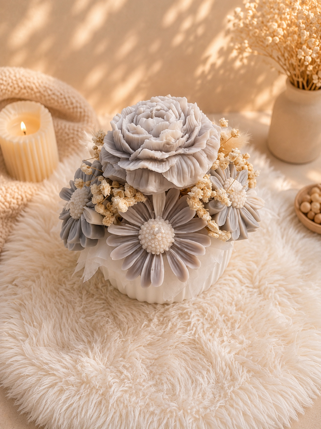 Blumenkerze „Grey Harmony Petite“ – Handgemachte Blumenkerze in Keraflott-Schale